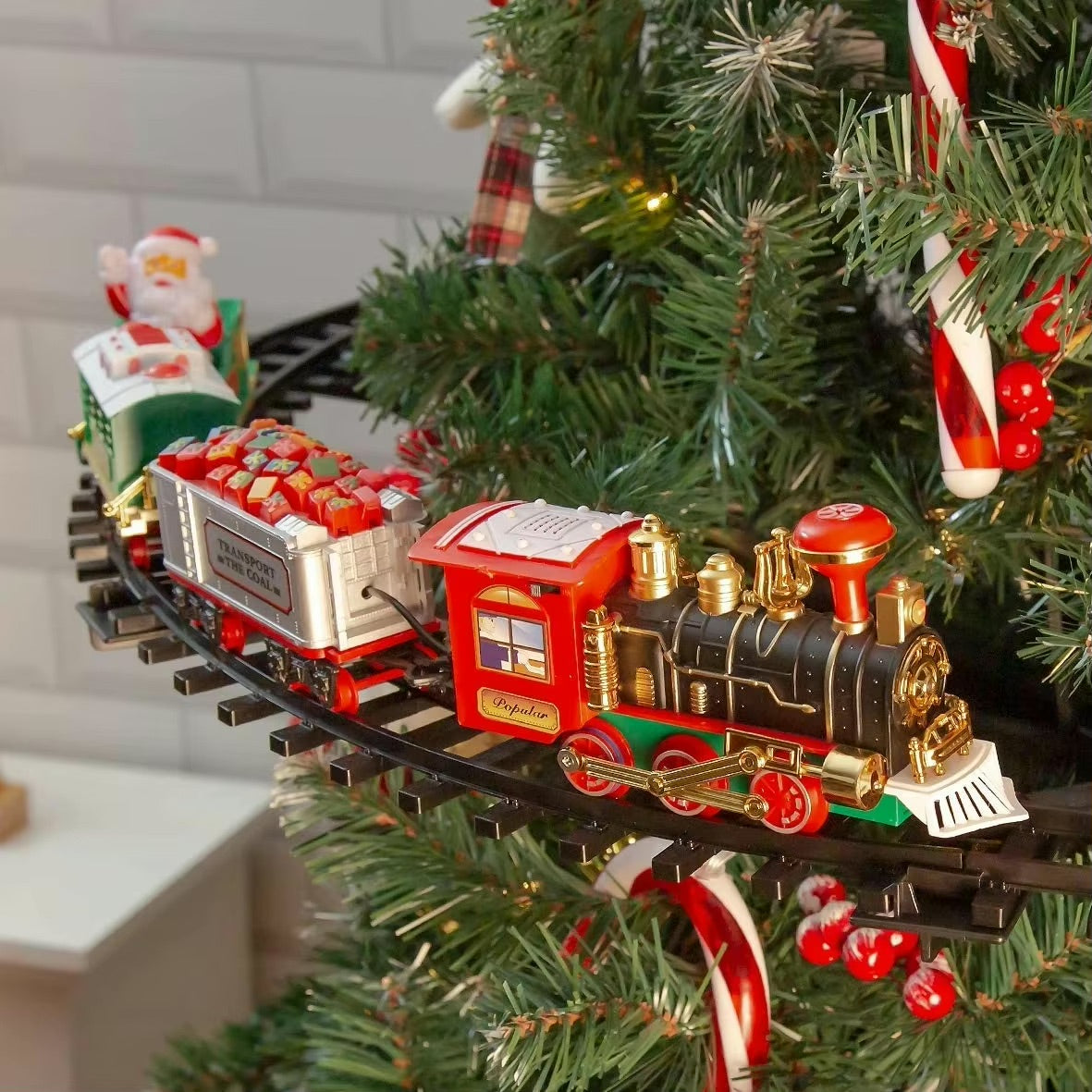 Kerstboom treinspoor met locomotief en 3 wagons