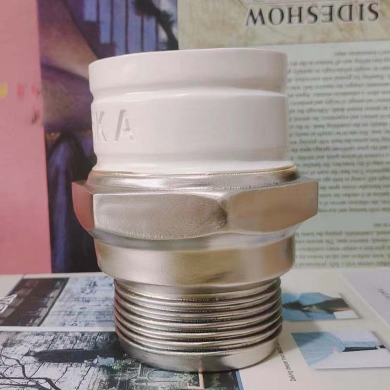 Creatieve mok in de vorm van een bougie